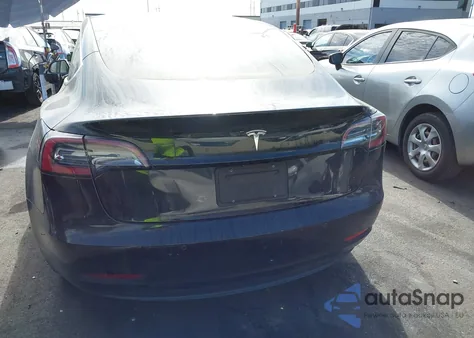 2018 Tesla Model 3 Long Range/Mid Range z USA, uszkodzony, nr VIN 5YJ3E1EA9JF172973